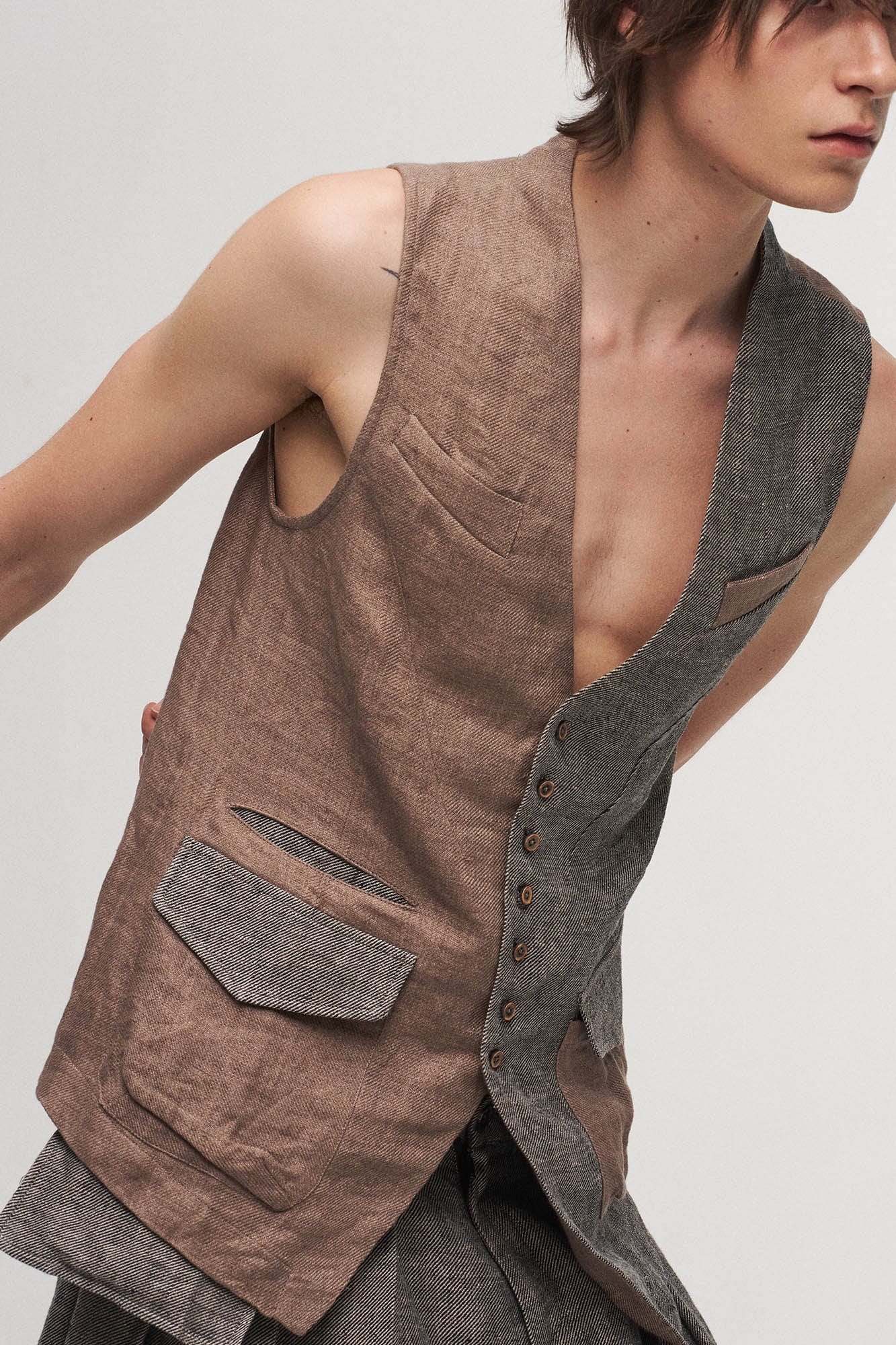 ILNya Nieternite Nifutur Asymmetrical Panelled Contrast Back-Tie Vest Brown