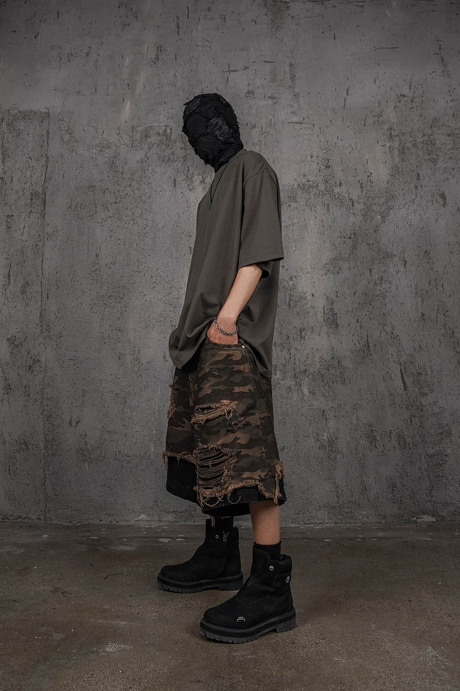 UNDERWATER Double-Layered Ripped Black Shorts Camo