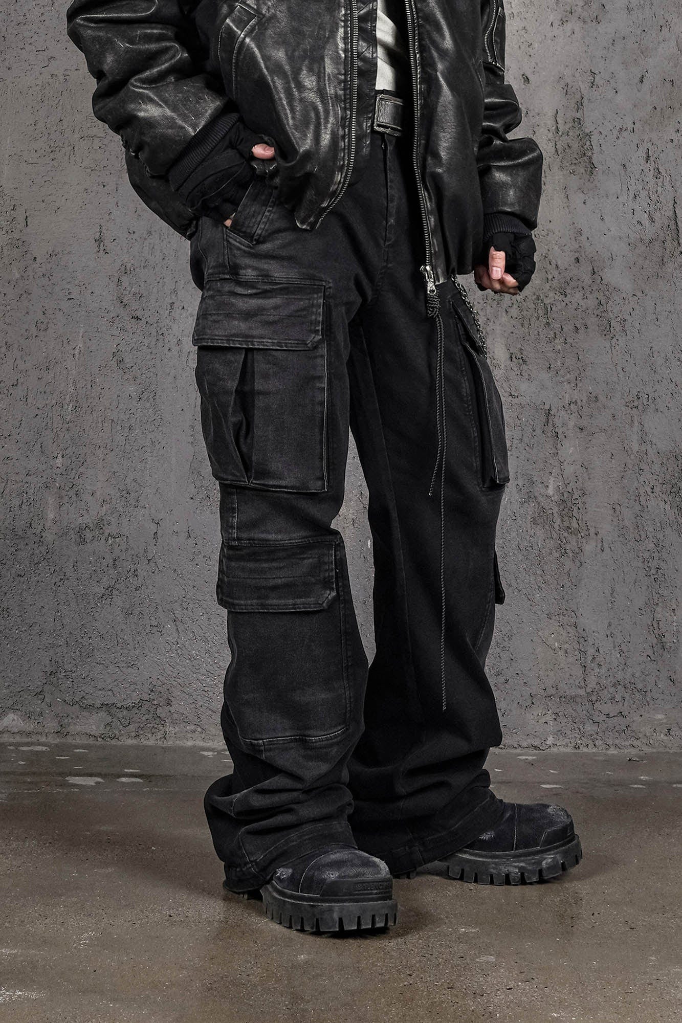 UNDERWATER Multi Pockets Gradient Jeans Black
