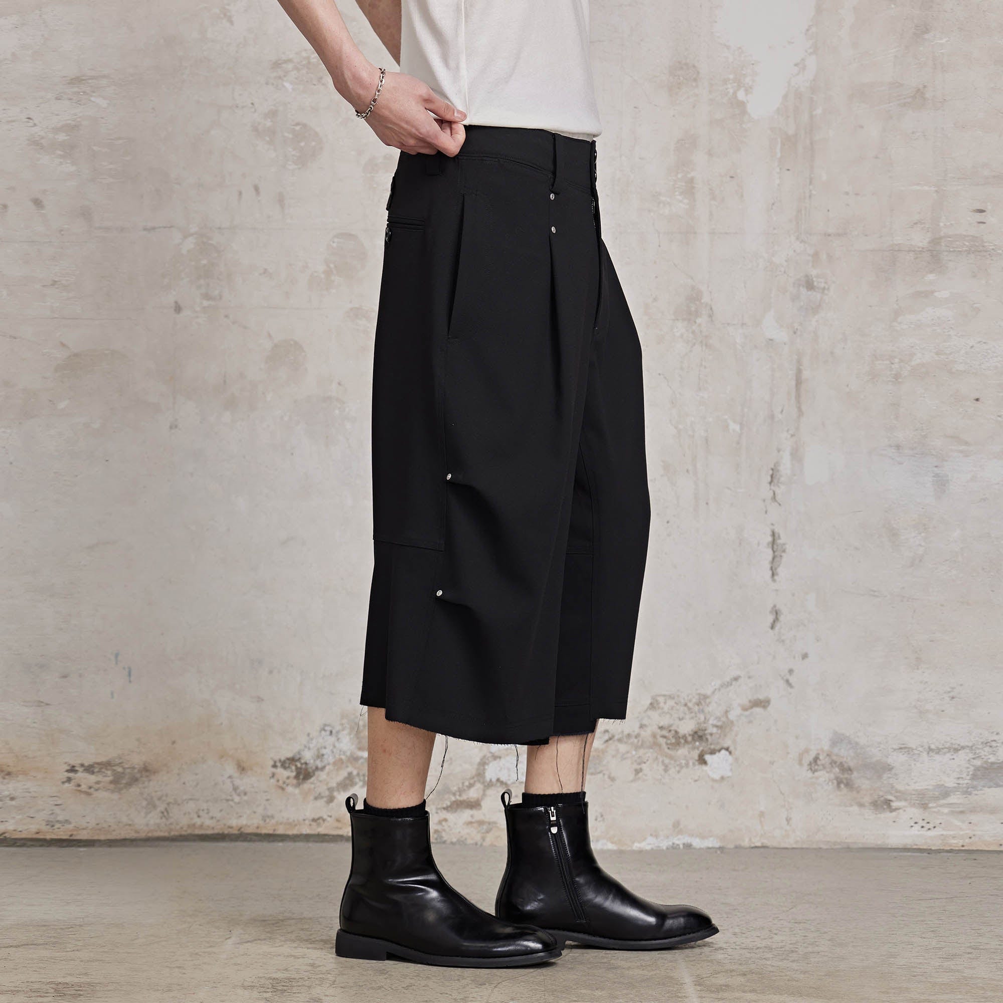 FACEONLAB Retro Pleated Raw-Edge Shorts