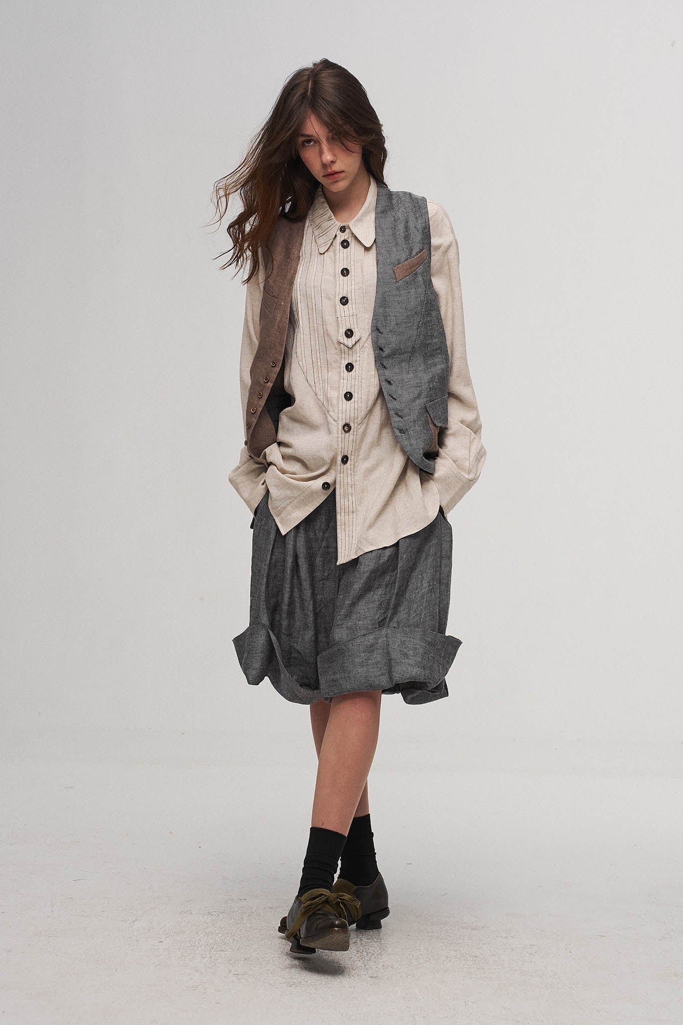 ILNya Nieternite Nifutur Asymmetrical Panelled Contrast Back-Tie Vest Brown