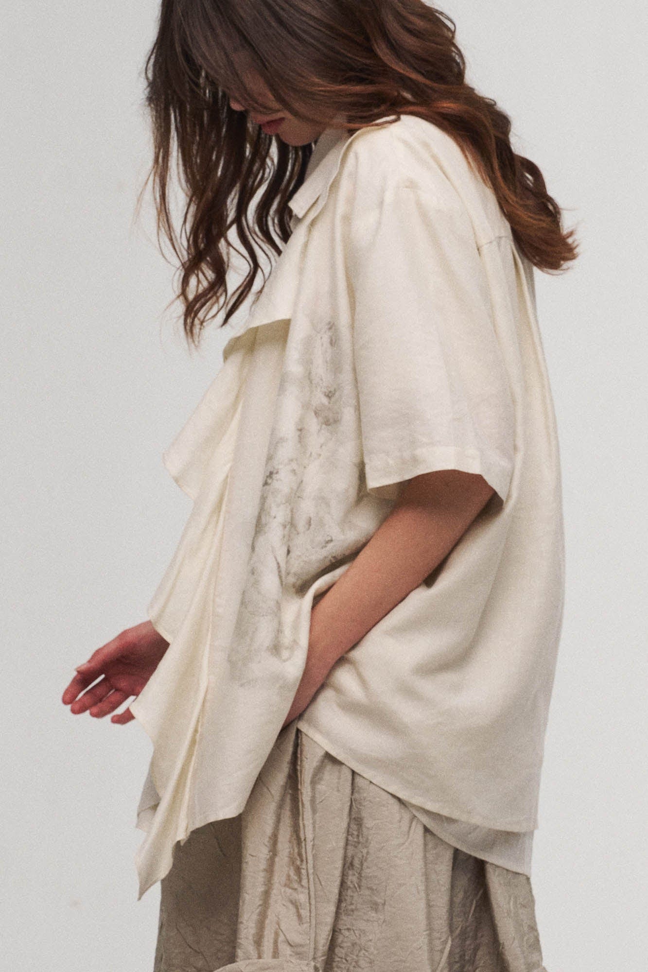 ILNya Nieternite Nifutur Asymmetrical Ruffle Iris Half Shirt
