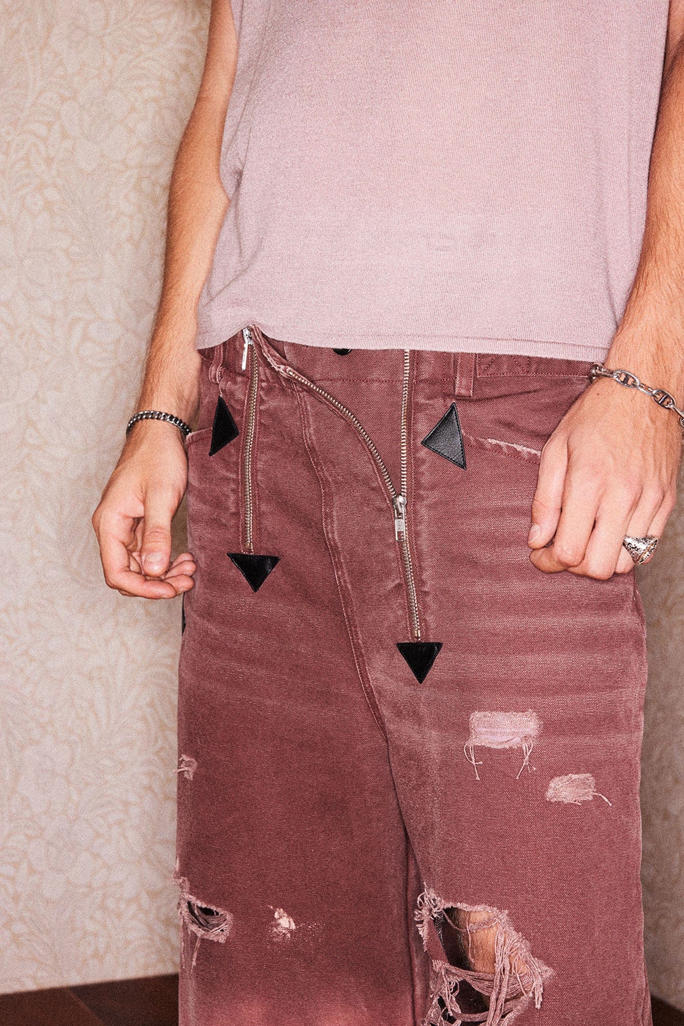 RICHILL Distressed Fade Washed Arrow Zipper Shorts