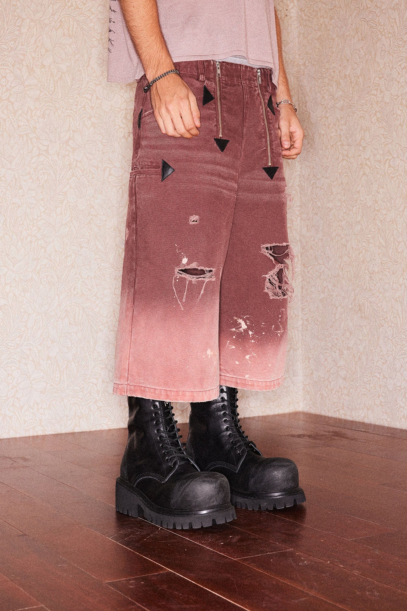 RICHILL Distressed Fade Washed Arrow Zipper Shorts
