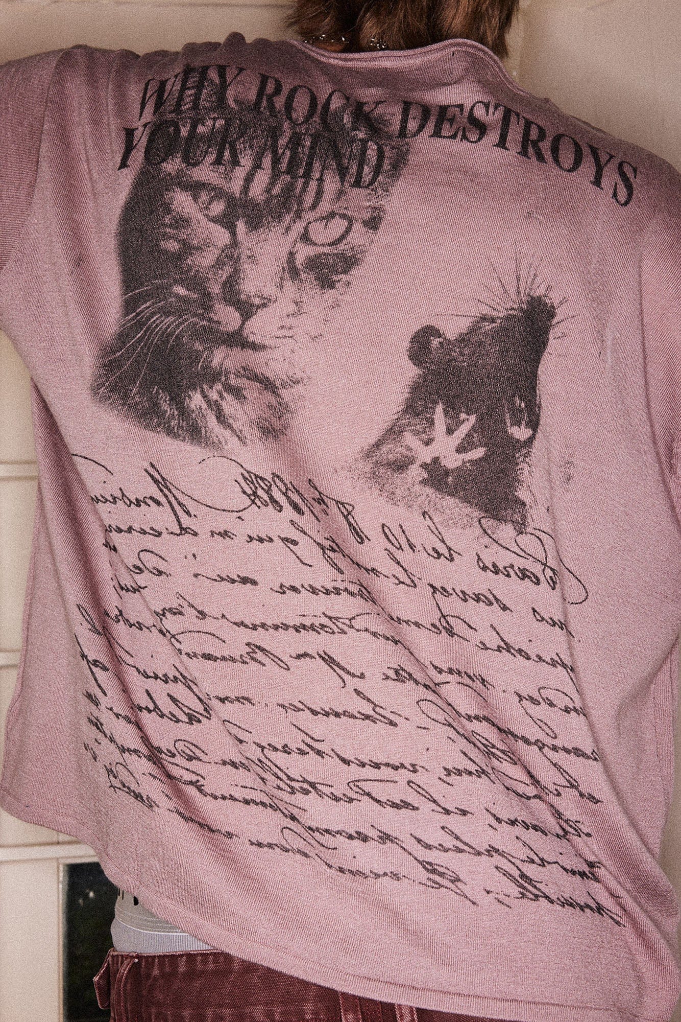 RICHILL Cat and Mouse Graphic Frayed Sleeve T-Shirt