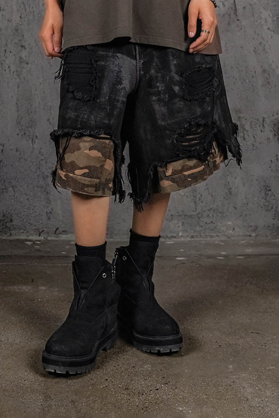 UNDERWATER Double-Layered Ripped Camo Shorts Black