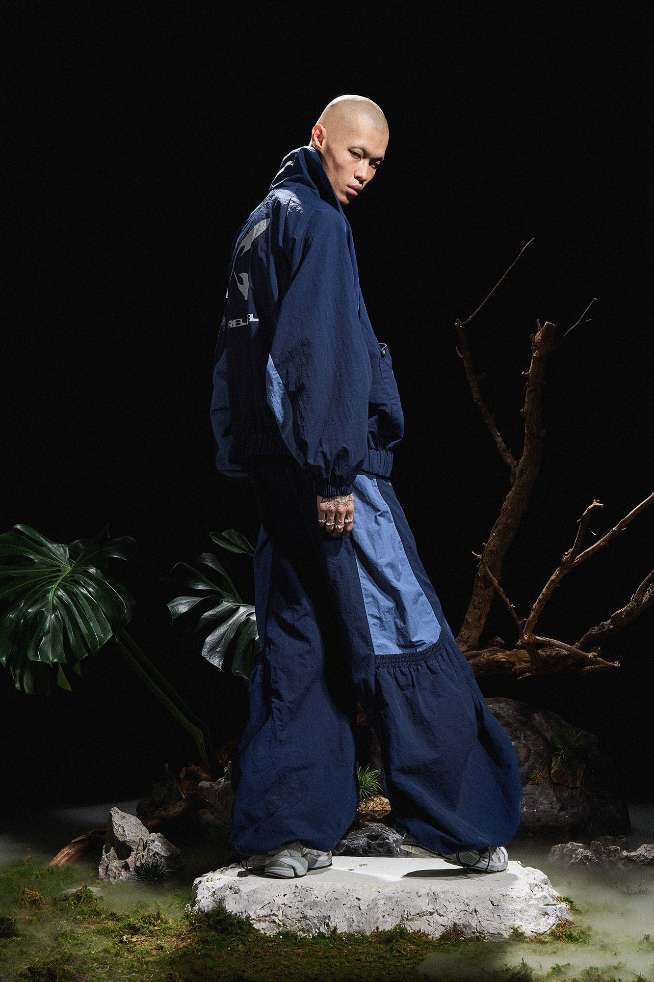 RELABEL Big-Pocket Pleated Oversized Curved Pants Blue