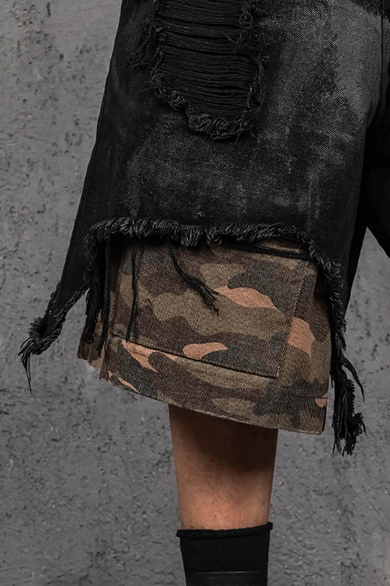 UNDERWATER Double-Layered Ripped Camo Shorts Black