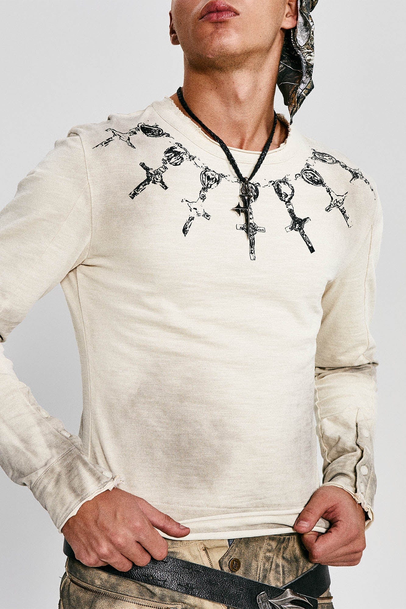 FLYERRER Distressed Cross Chain Graphic Long-Sleeve Tee