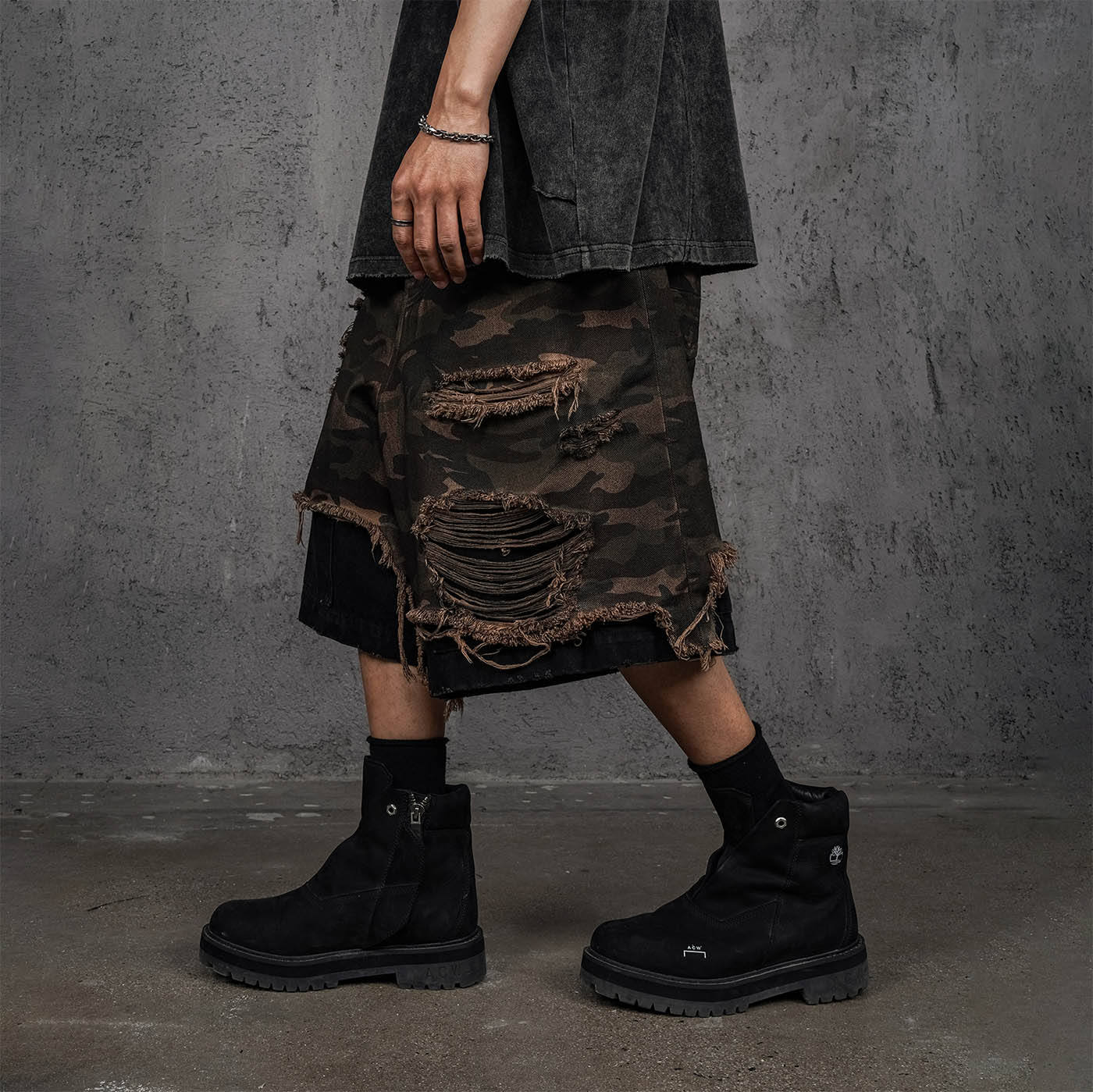 UNDERWATER Double-Layered Ripped Black Shorts Camo