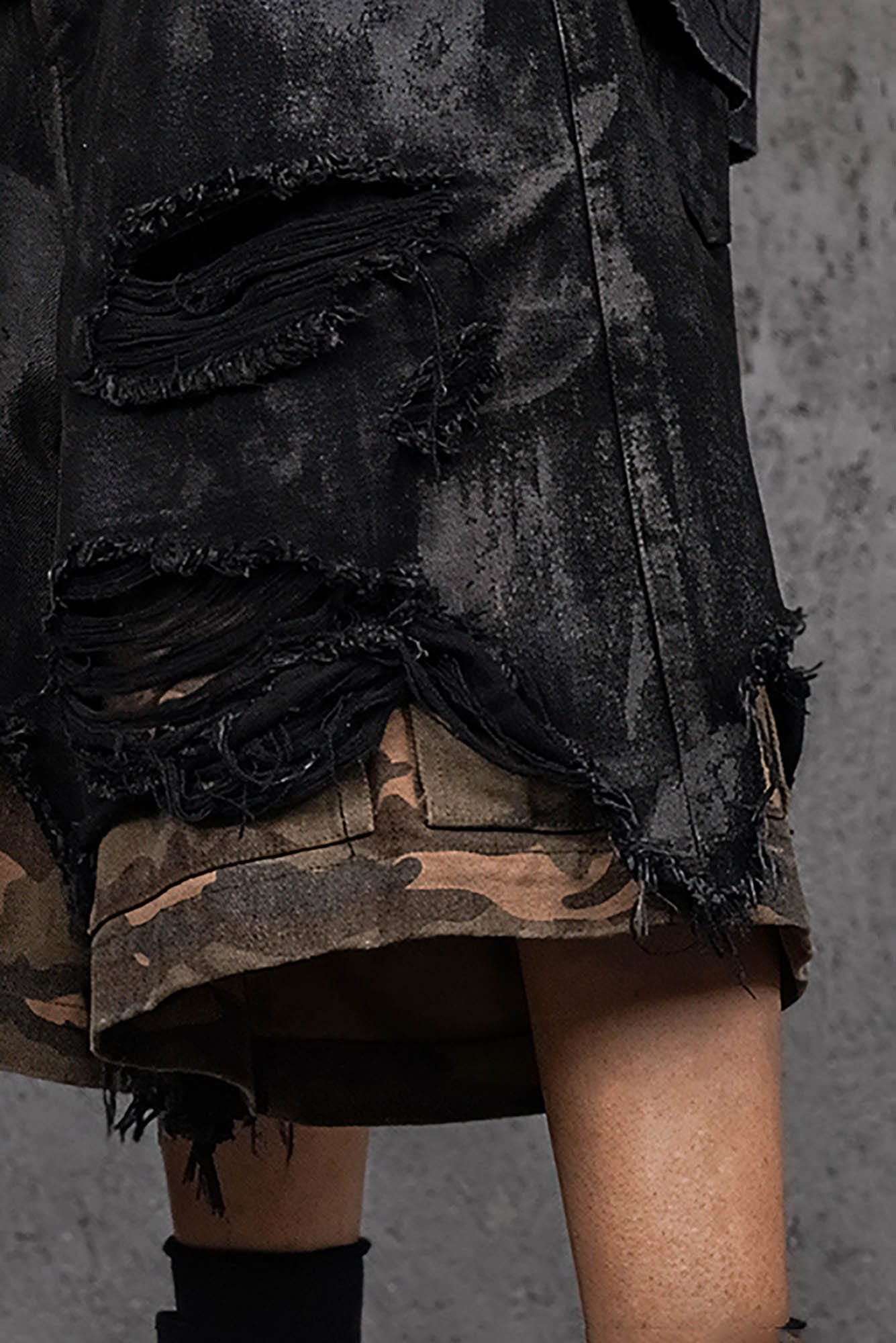 UNDERWATER Double-Layered Ripped Camo Shorts Black