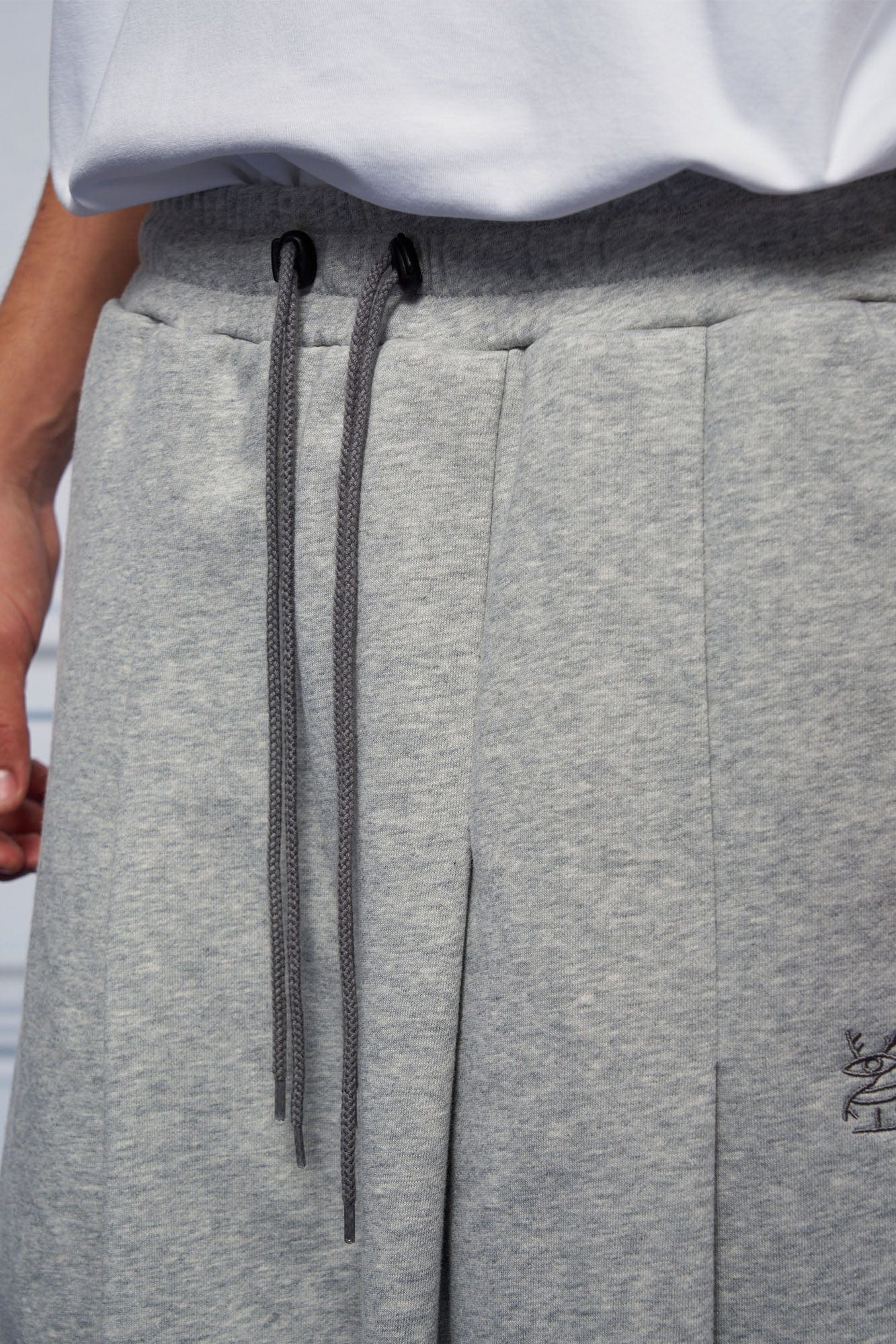 UNLIMITED MOTE Multi-Pleated Drawstring Raw-Hem Shorts