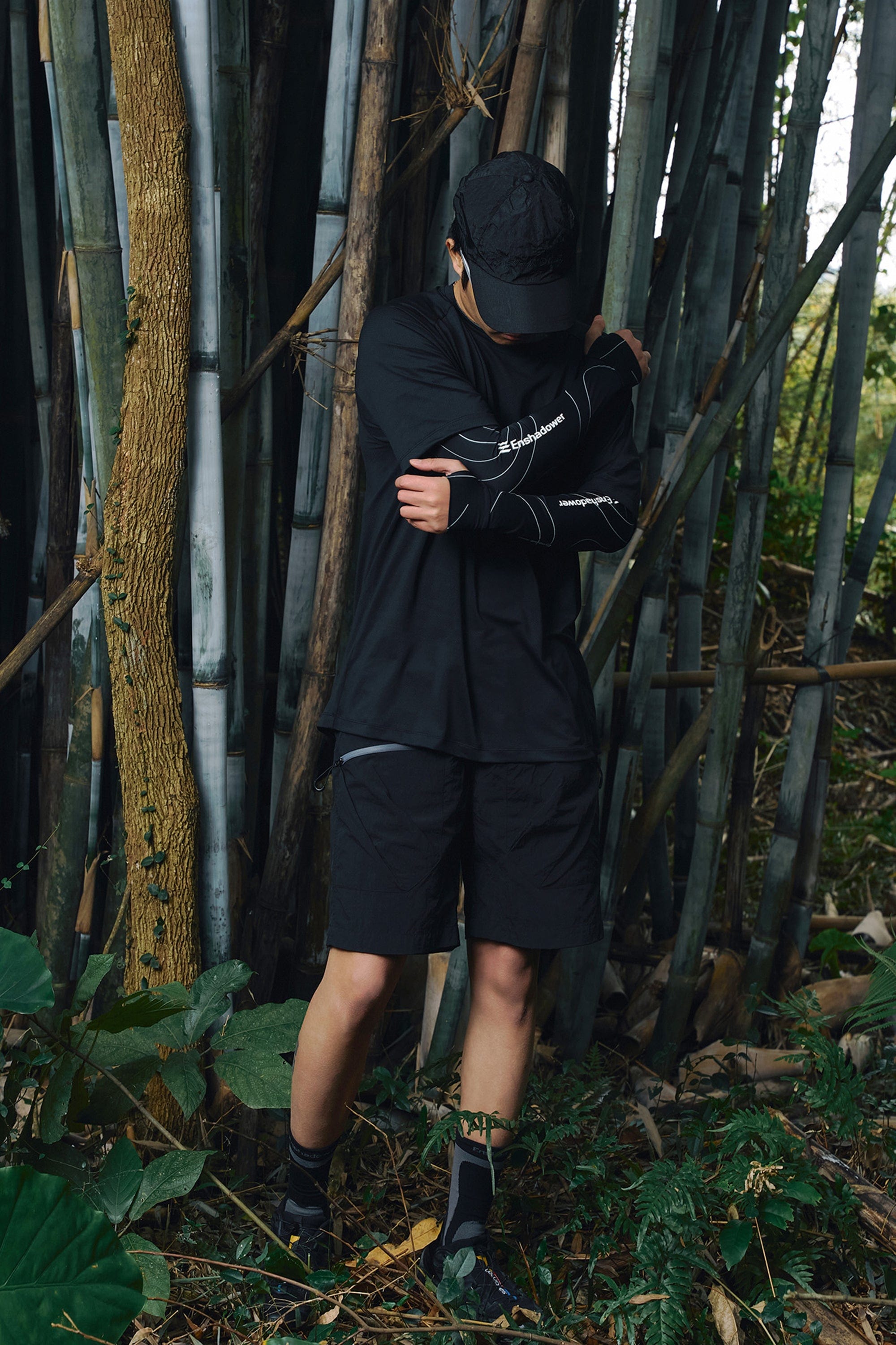 ENSHADOWER Modern Minimal Zipper Pocket T-Shirt