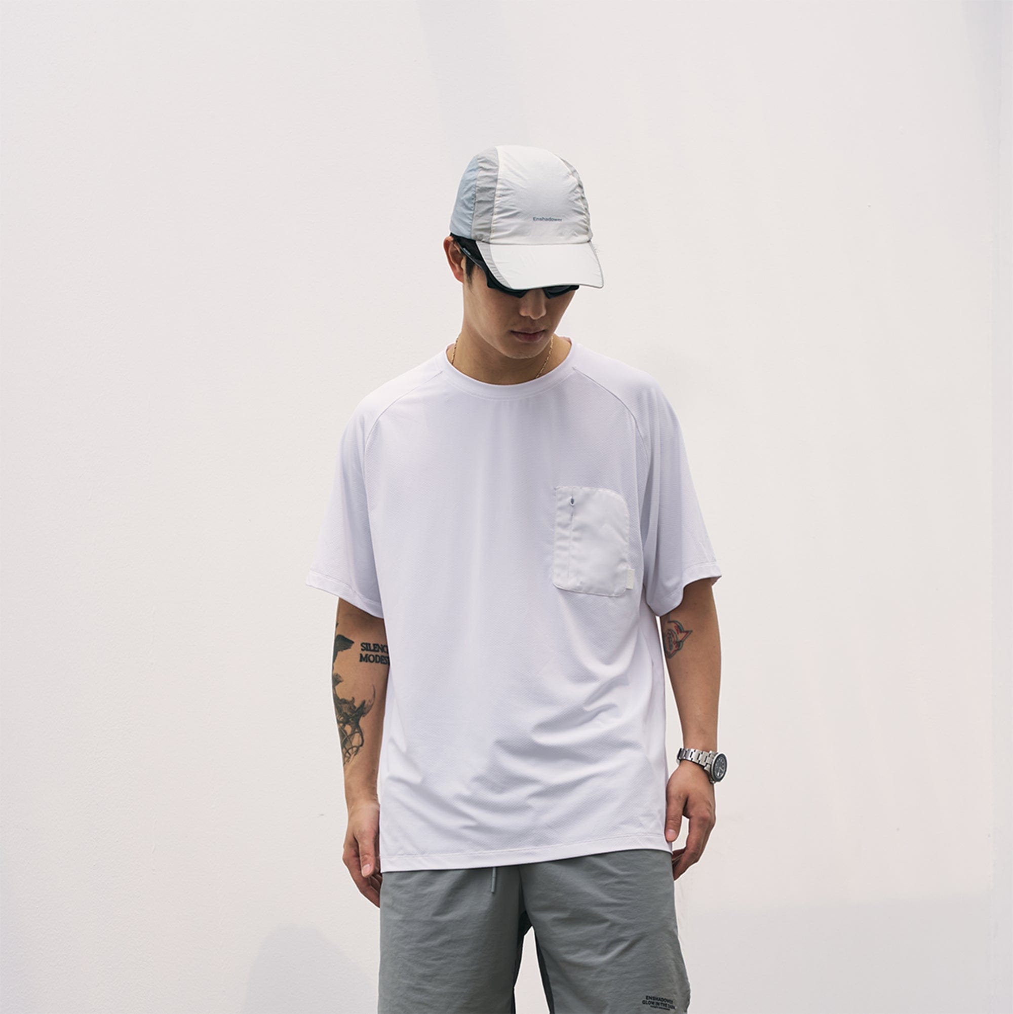 ENSHADOWER Modern Minimal Zipper Pocket T-Shirt