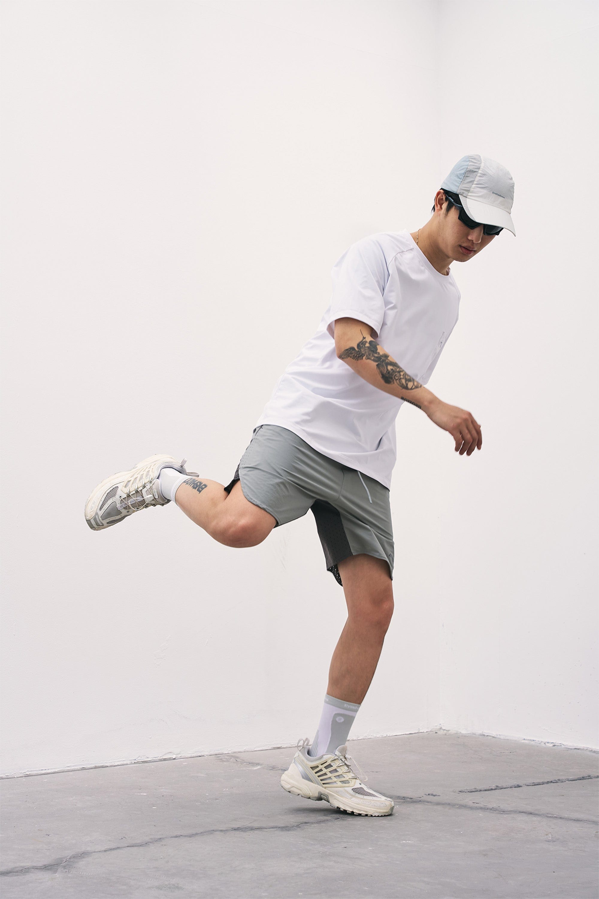 ENSHADOWER Modern Minimal Zipper Pocket T-Shirt