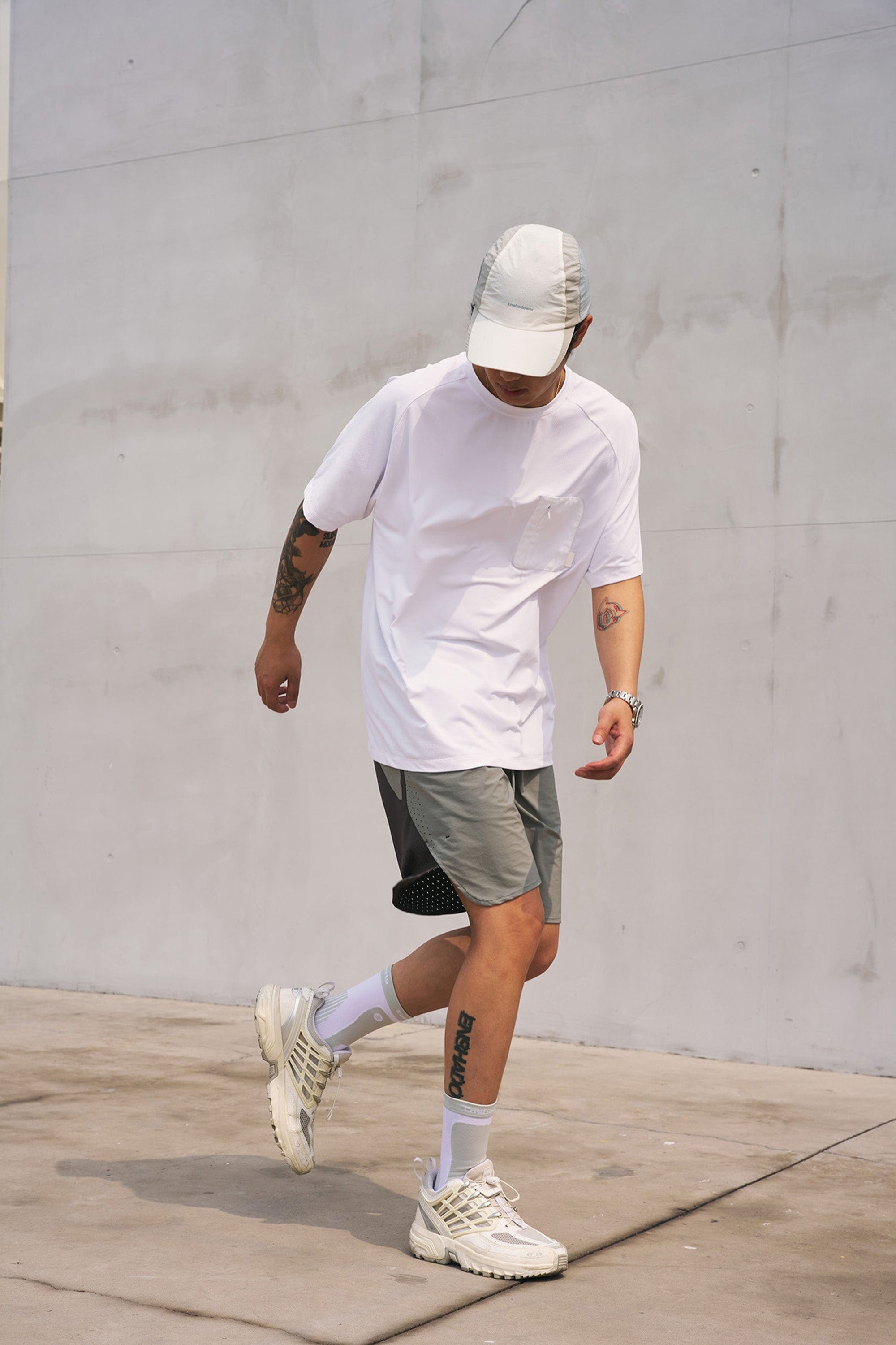 ENSHADOWER Modern Minimal Zipper Pocket T-Shirt