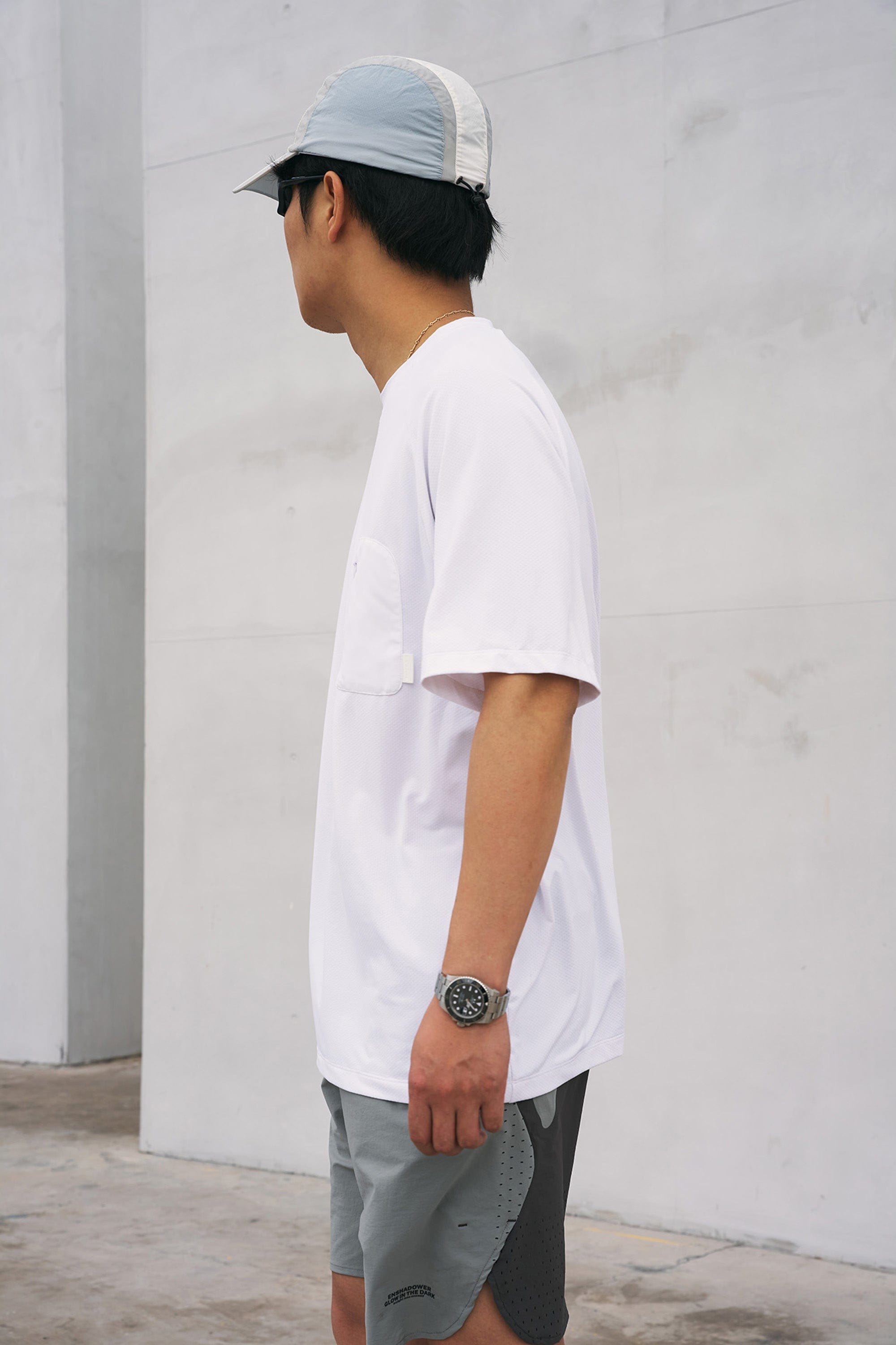 ENSHADOWER Modern Minimal Zipper Pocket T-Shirt