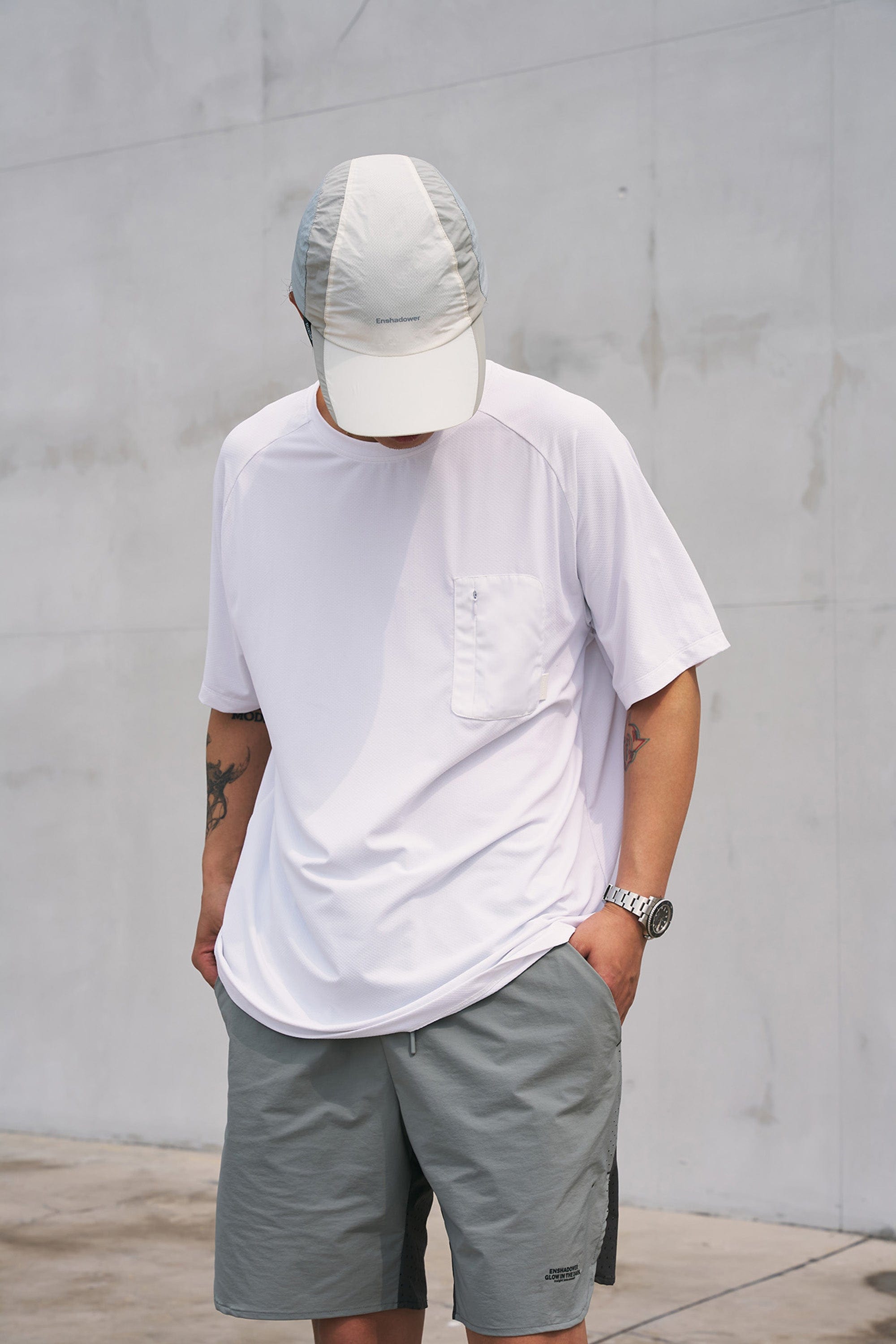 ENSHADOWER Modern Minimal Zipper Pocket T-Shirt