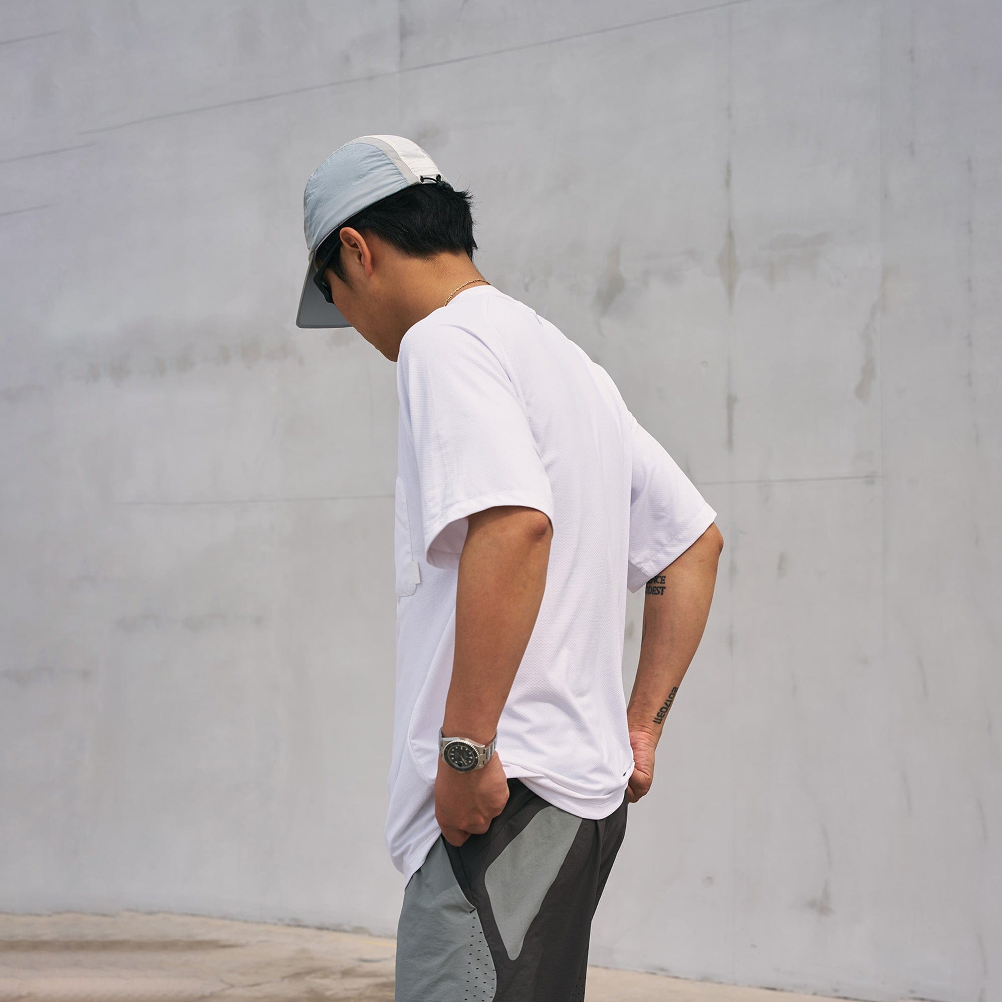 ENSHADOWER Modern Minimal Zipper Pocket T-Shirt