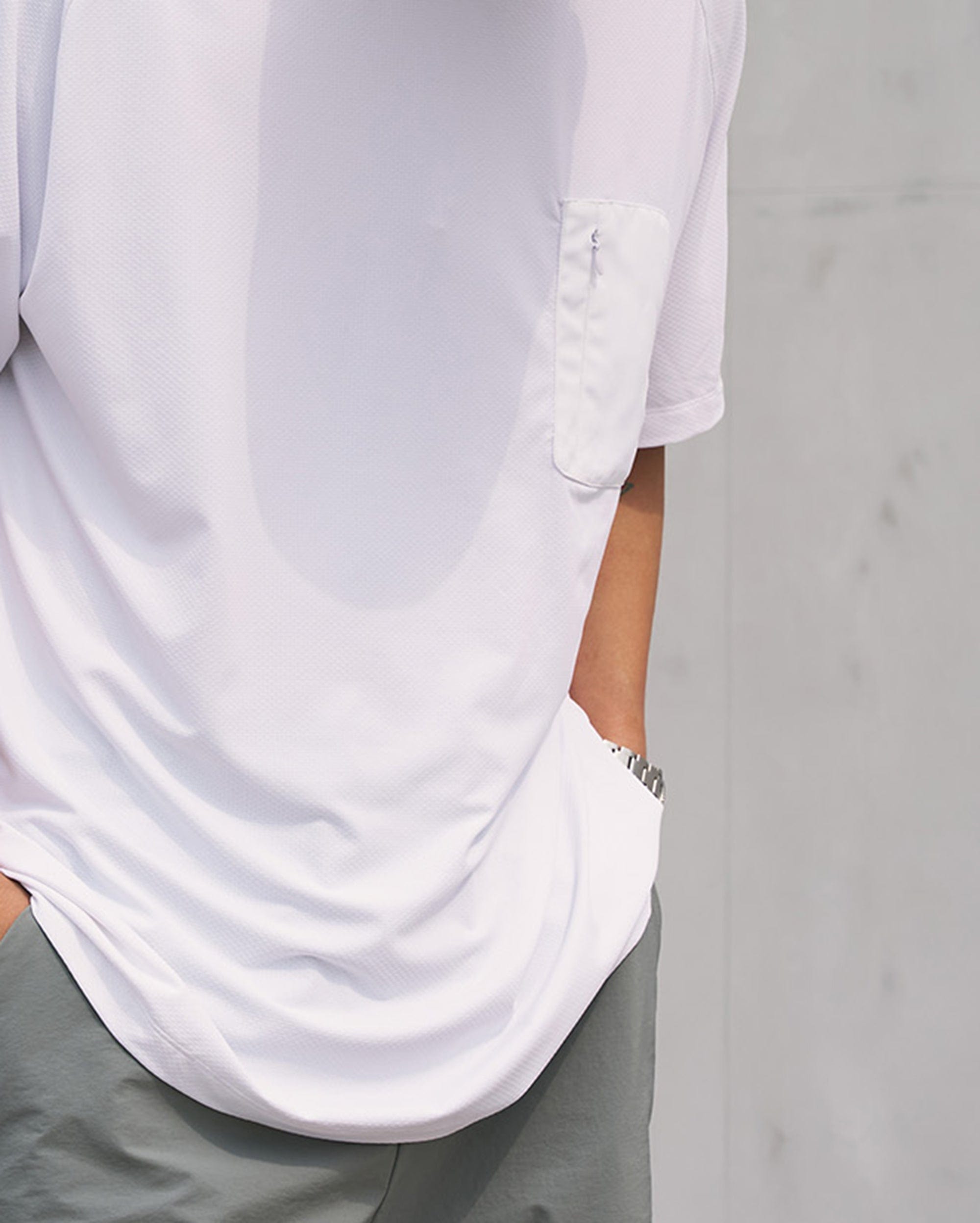 ENSHADOWER Modern Minimal Zipper Pocket T-Shirt