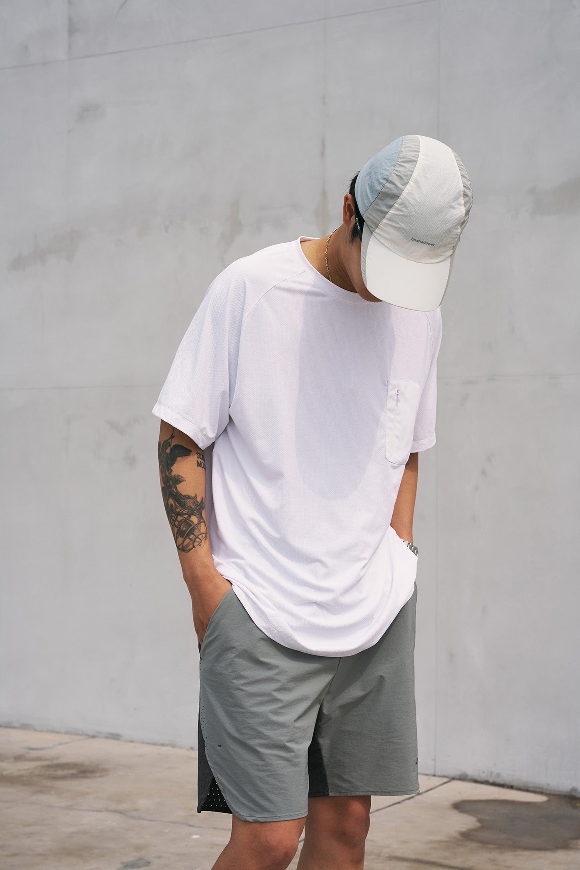 ENSHADOWER Modern Minimal Zipper Pocket T-Shirt