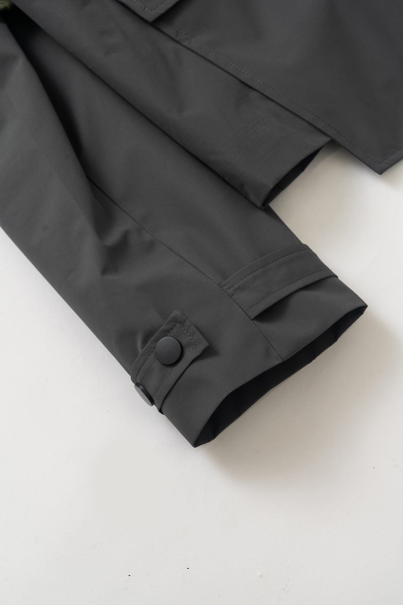KADAKADA Layered Horn Button Large Pocket Hooded Jacket