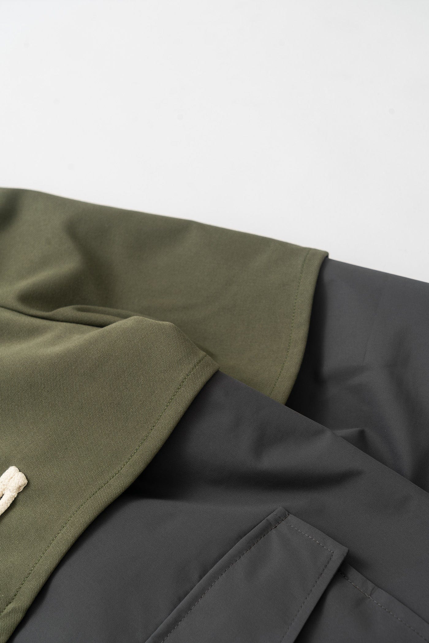 KADAKADA Layered Horn Button Large Pocket Hooded Jacket