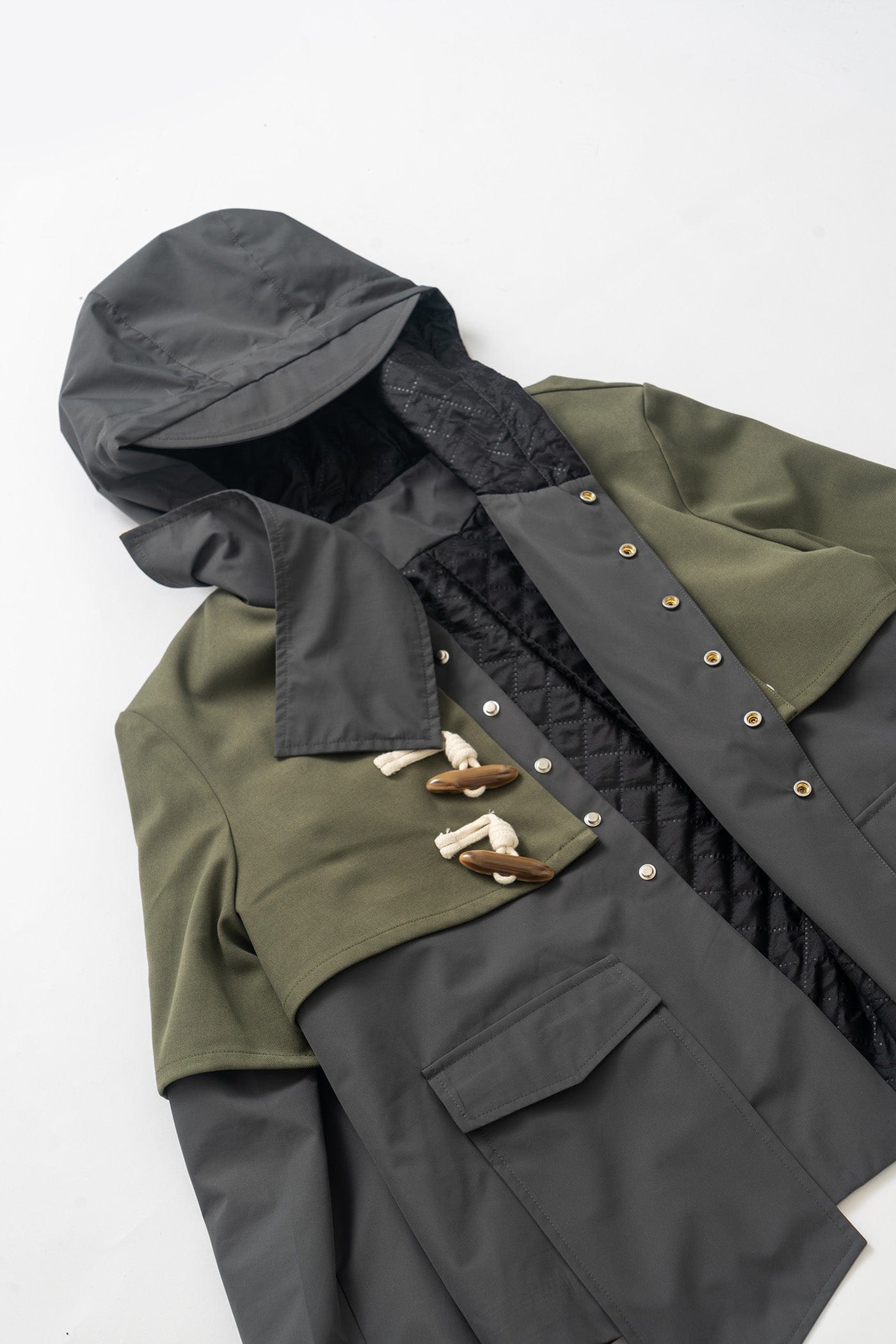 KADAKADA Layered Horn Button Large Pocket Hooded Jacket