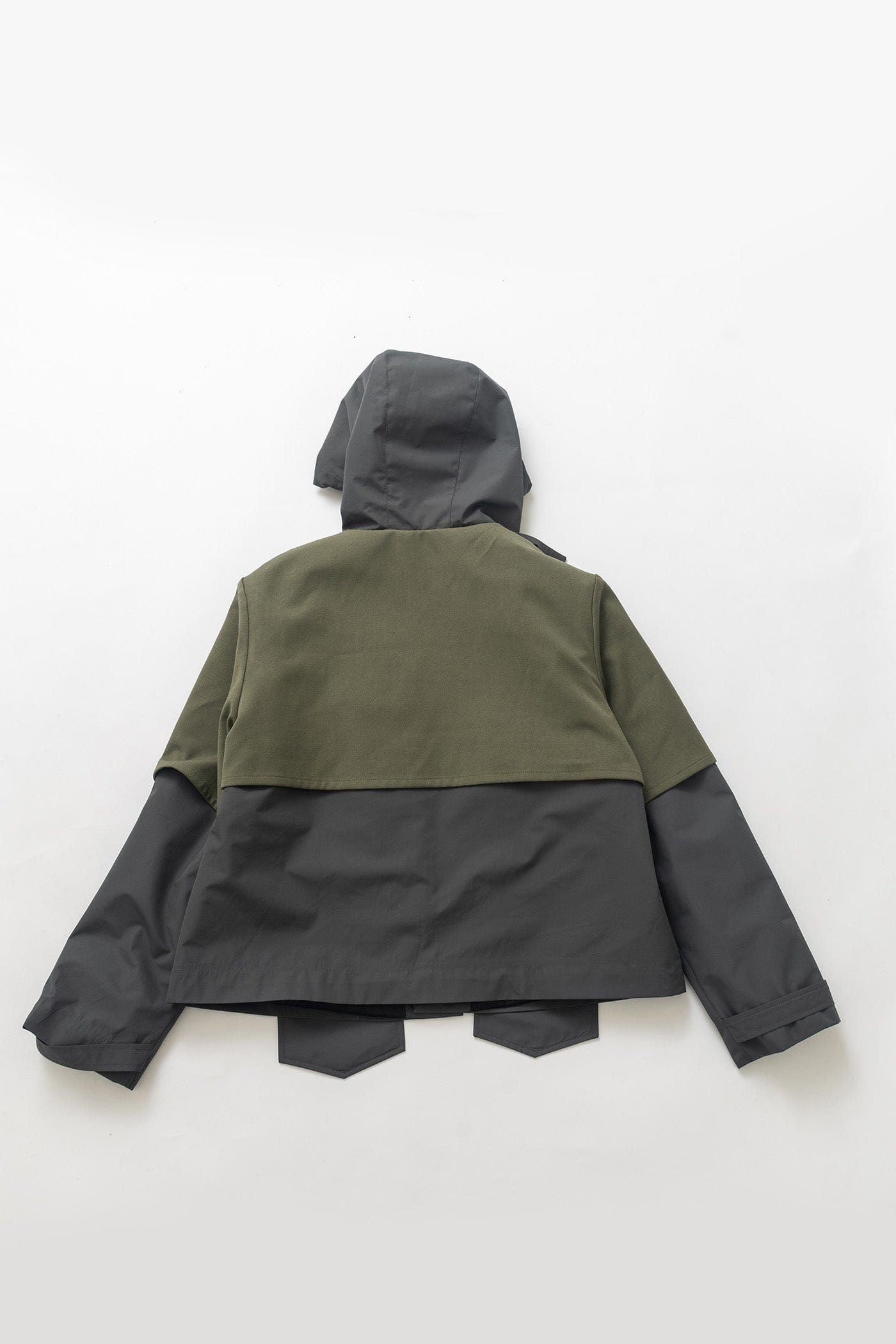 KADAKADA Layered Horn Button Large Pocket Hooded Jacket