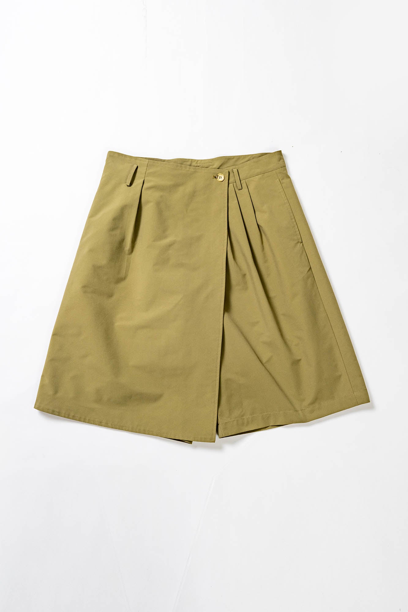 KADAKADA Asymmetrical Overlay Pleated Shorts