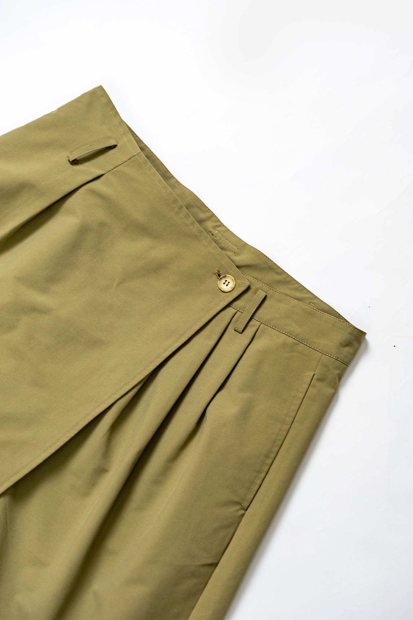KADAKADA Asymmetrical Overlay Pleated Shorts