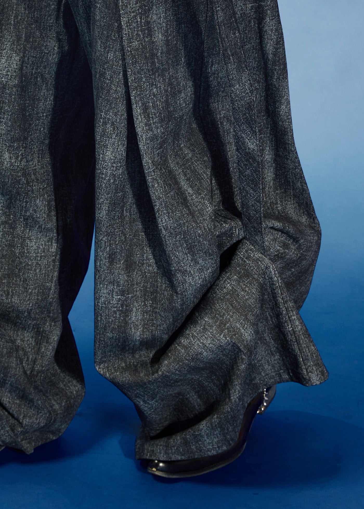 KADAKADA Detachable Ribbon Washed Oversize Flare Jeans