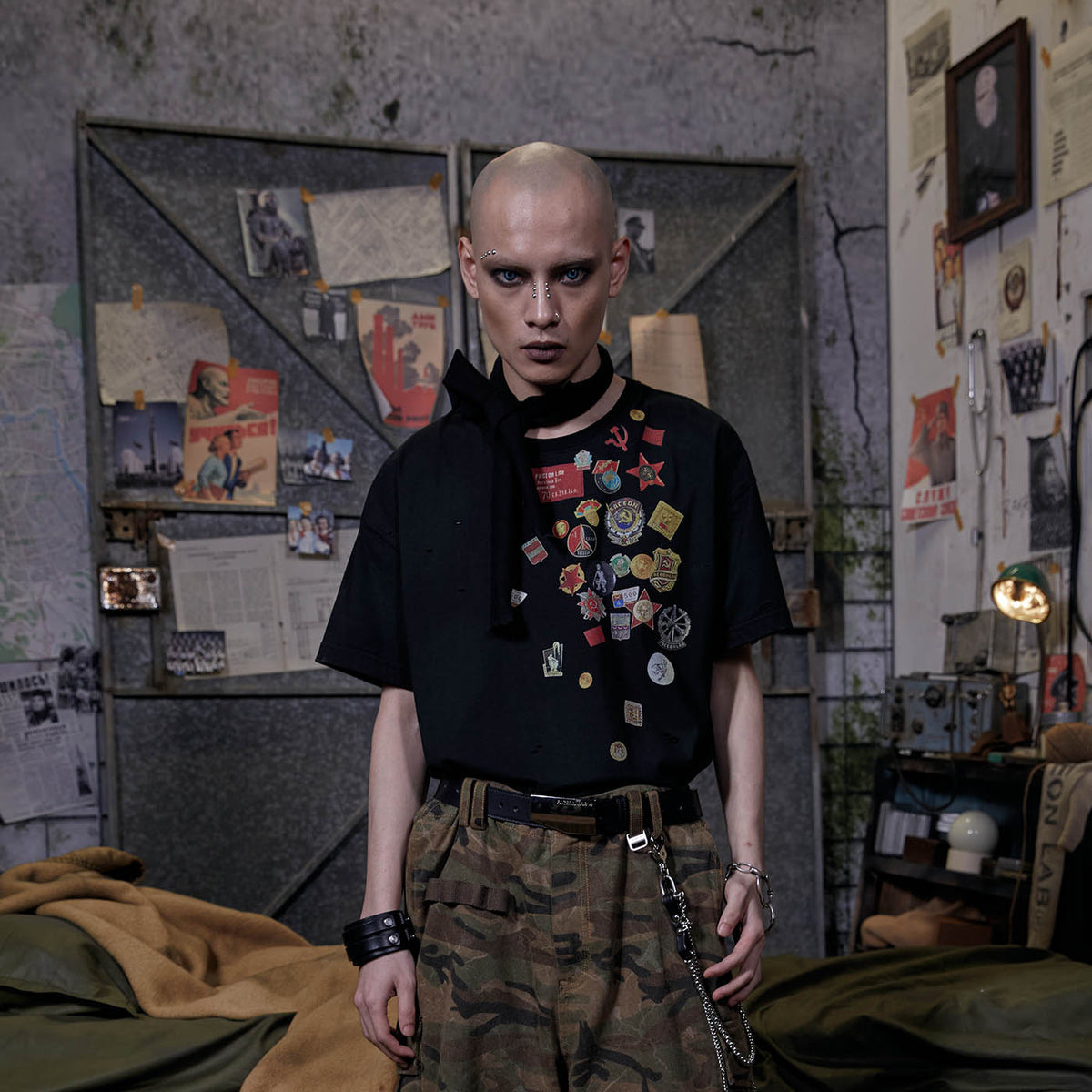 FACEONLAB Distressed LOGO Medal T-shirt Black