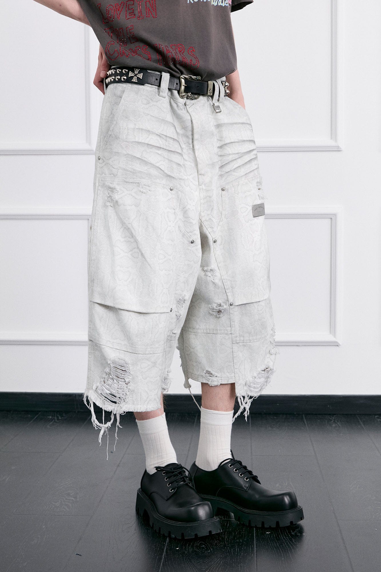 FACEONLAB Distressed Deconstructed Ripped Cargo Shorts