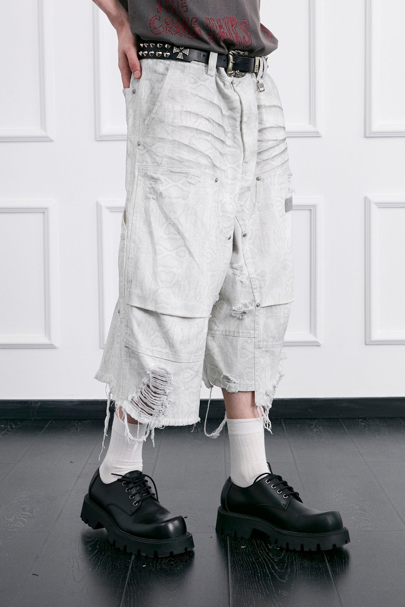 FACEONLAB Distressed Deconstructed Ripped Cargo Shorts
