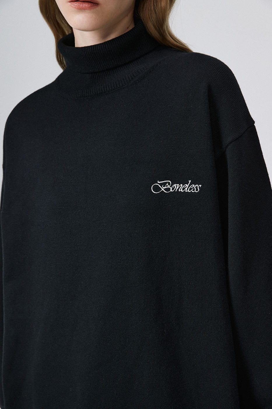BONELESS Essential LOGO Embroidery Turtleneck Sweater