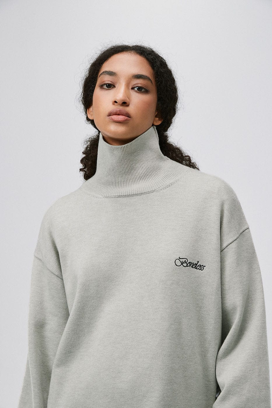BONELESS Essential LOGO Embroidery Turtleneck Sweater