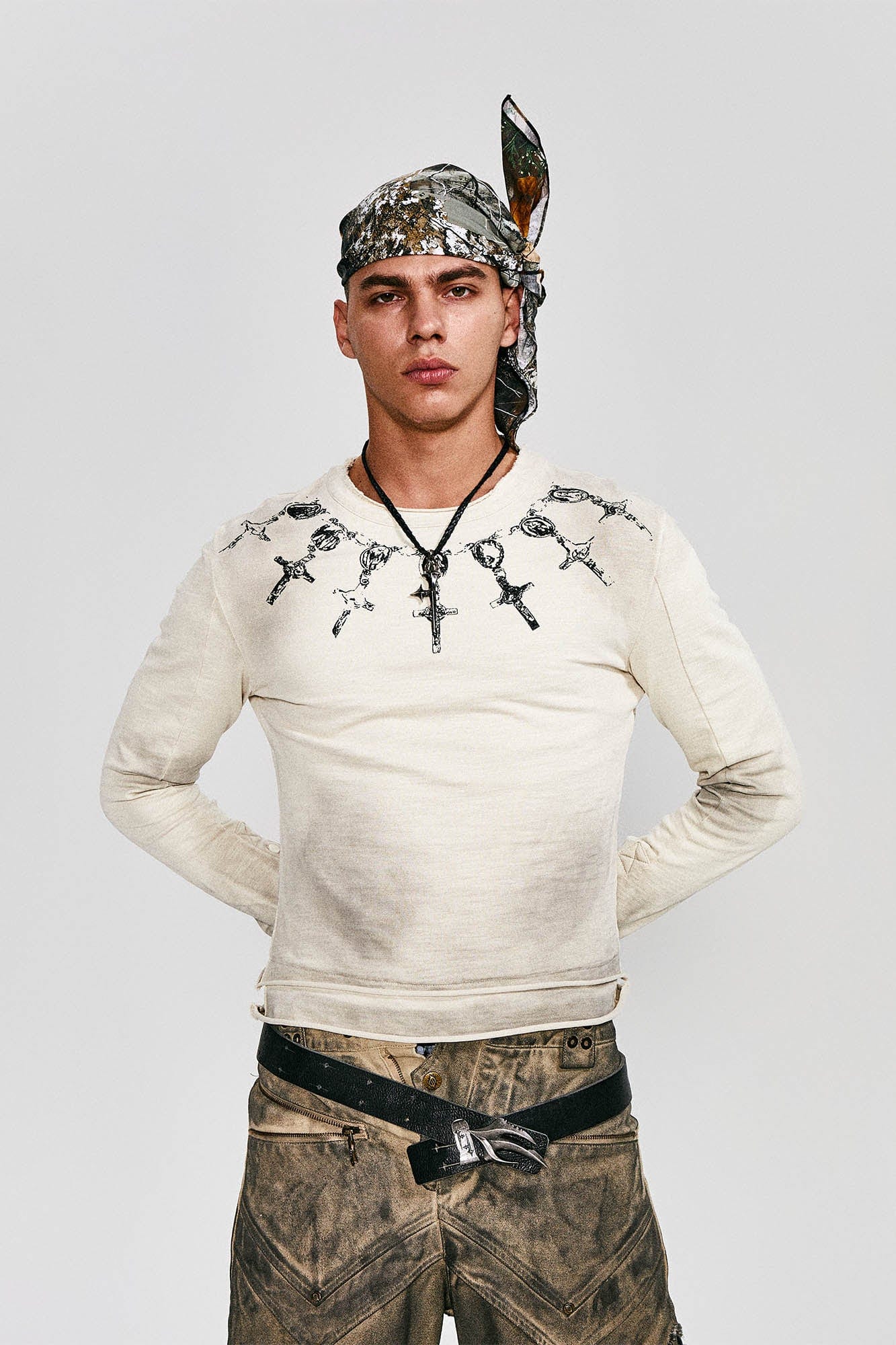 FLYERRER Distressed Cross Chain Graphic Long-Sleeve Tee
