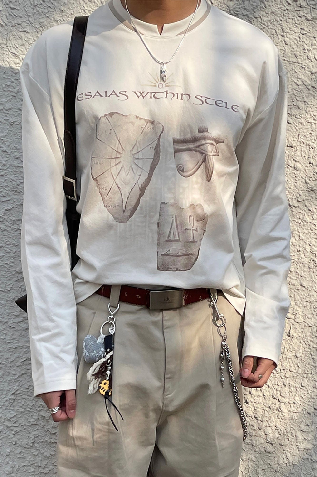 ESAIAS Distressed Stele Long Sleeve Tee