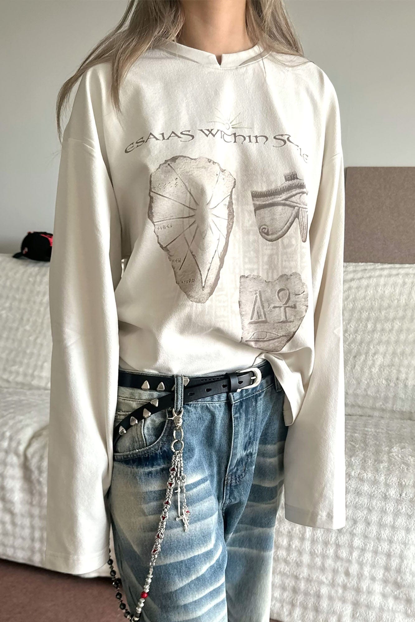 ESAIAS Distressed Stele Long Sleeve Tee