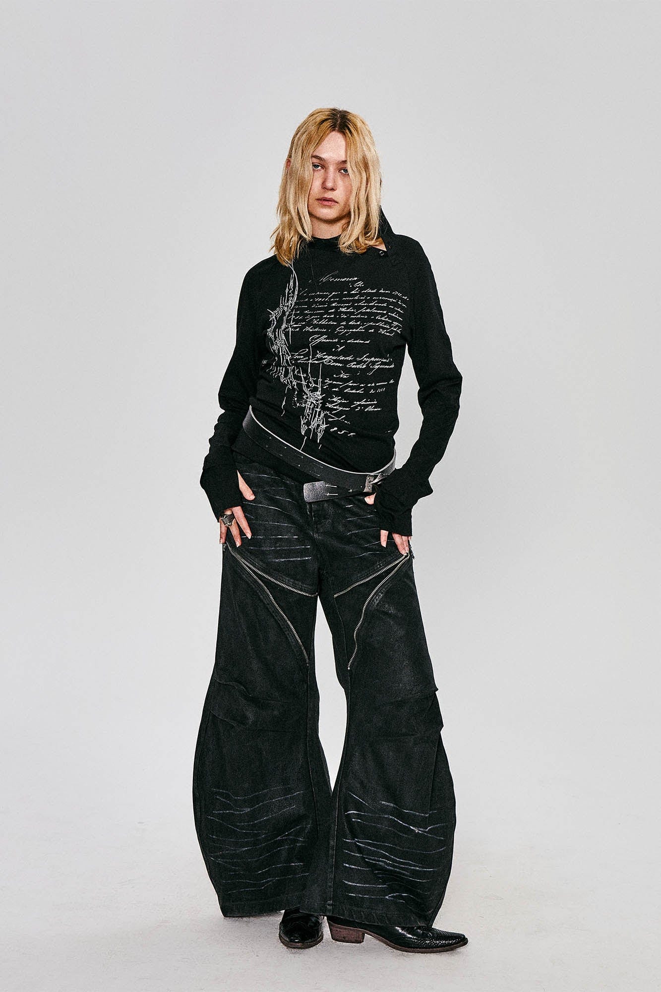 FLYERRER Gothic Script Graphic Asymmetrical Button Long-Sleeve Tee