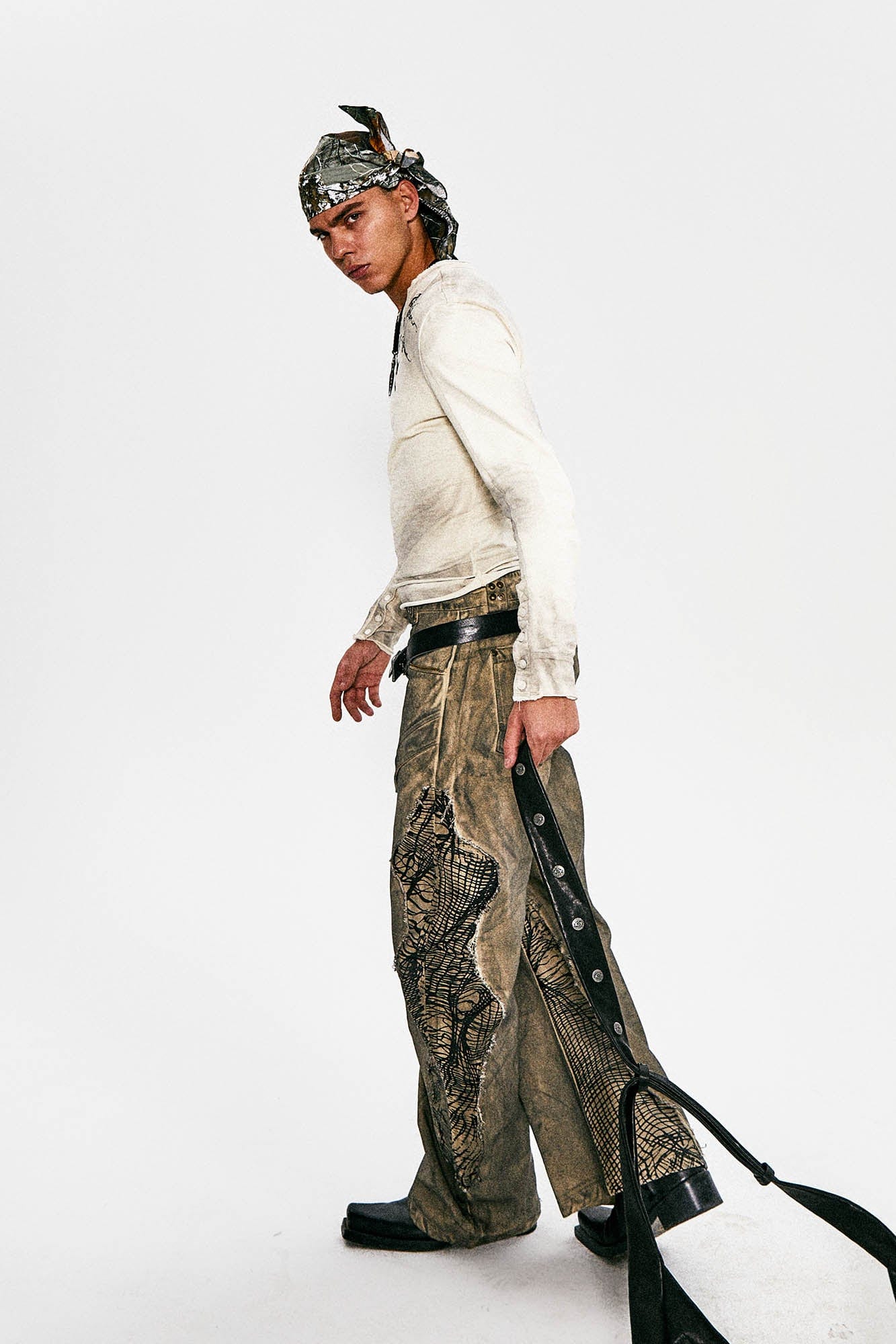 FLYERRER Distressed Cross Chain Graphic Long-Sleeve Tee
