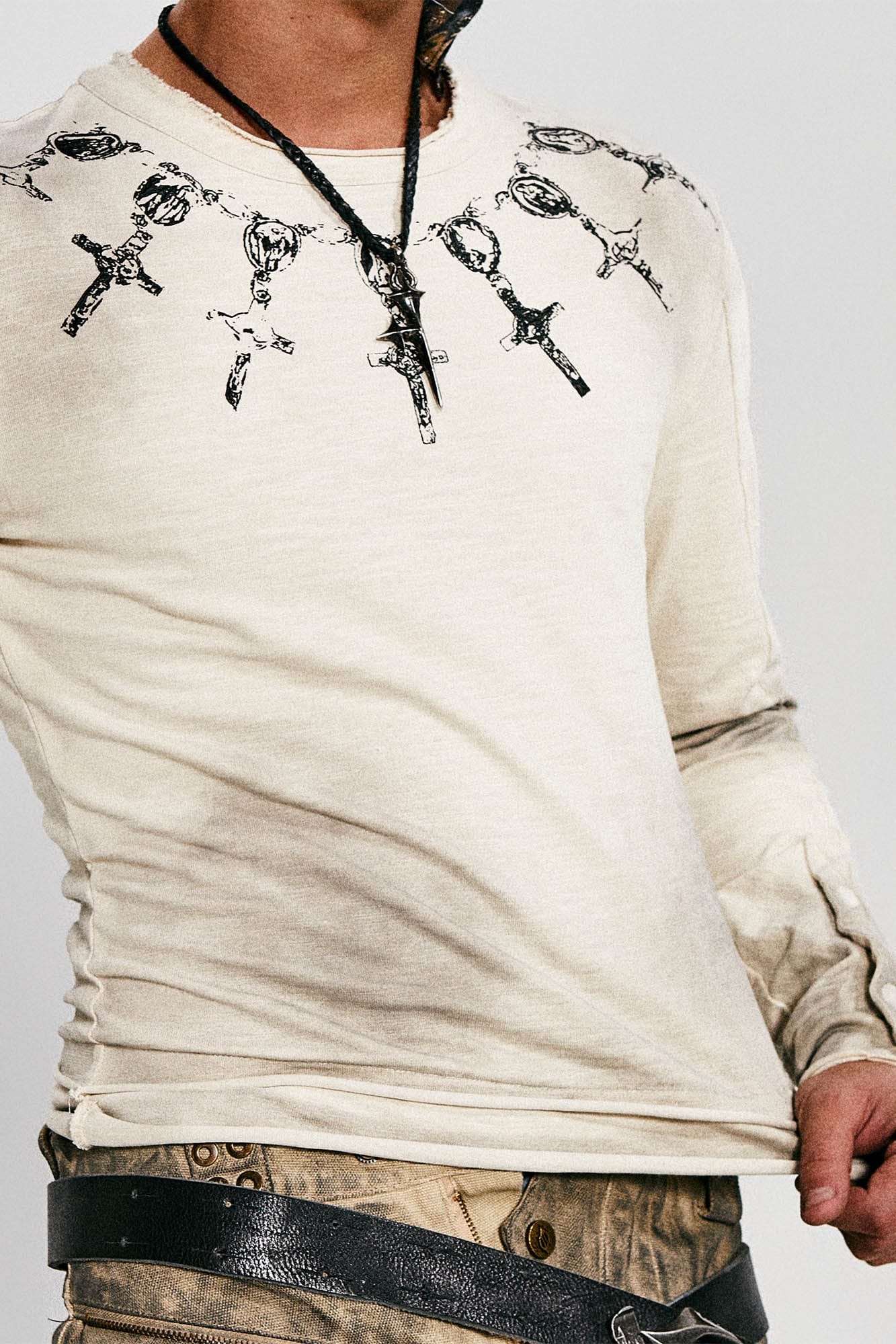 FLYERRER Distressed Cross Chain Graphic Long-Sleeve Tee